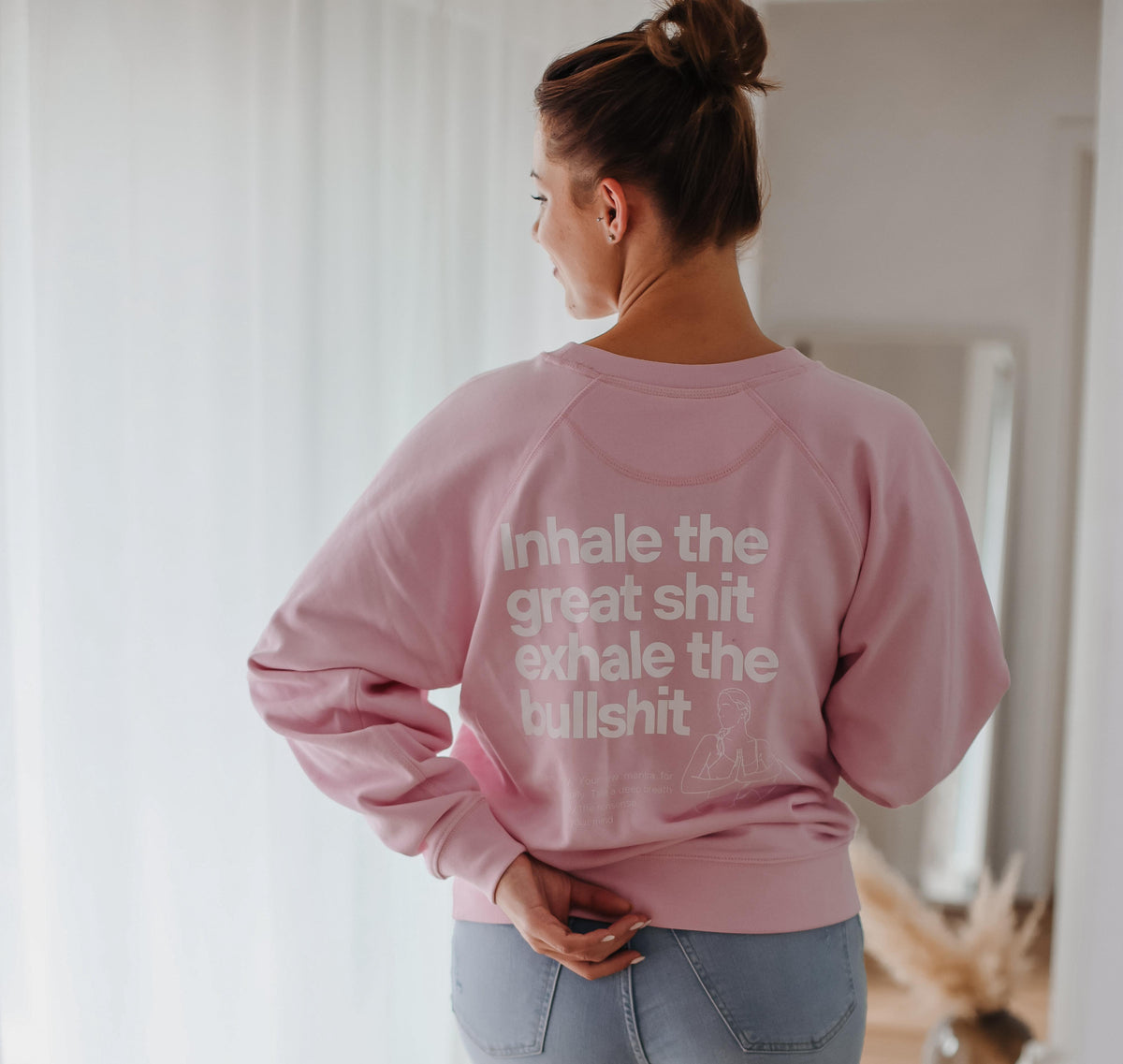 Oversized Damen Sweater in rosa getragen im minimalistischen Look