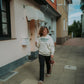Oversized Damen Sweater in Creme getragen im Alltag mit Statement Print